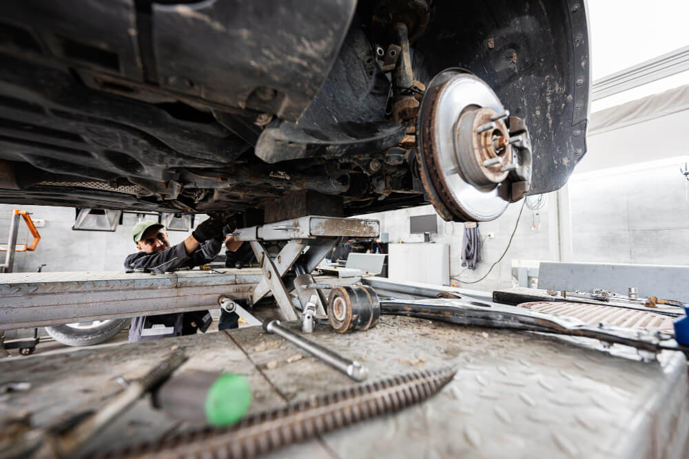 kaki-kaki-mobil-avanza-keras